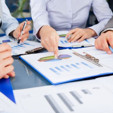 business_people_with_charts (1)